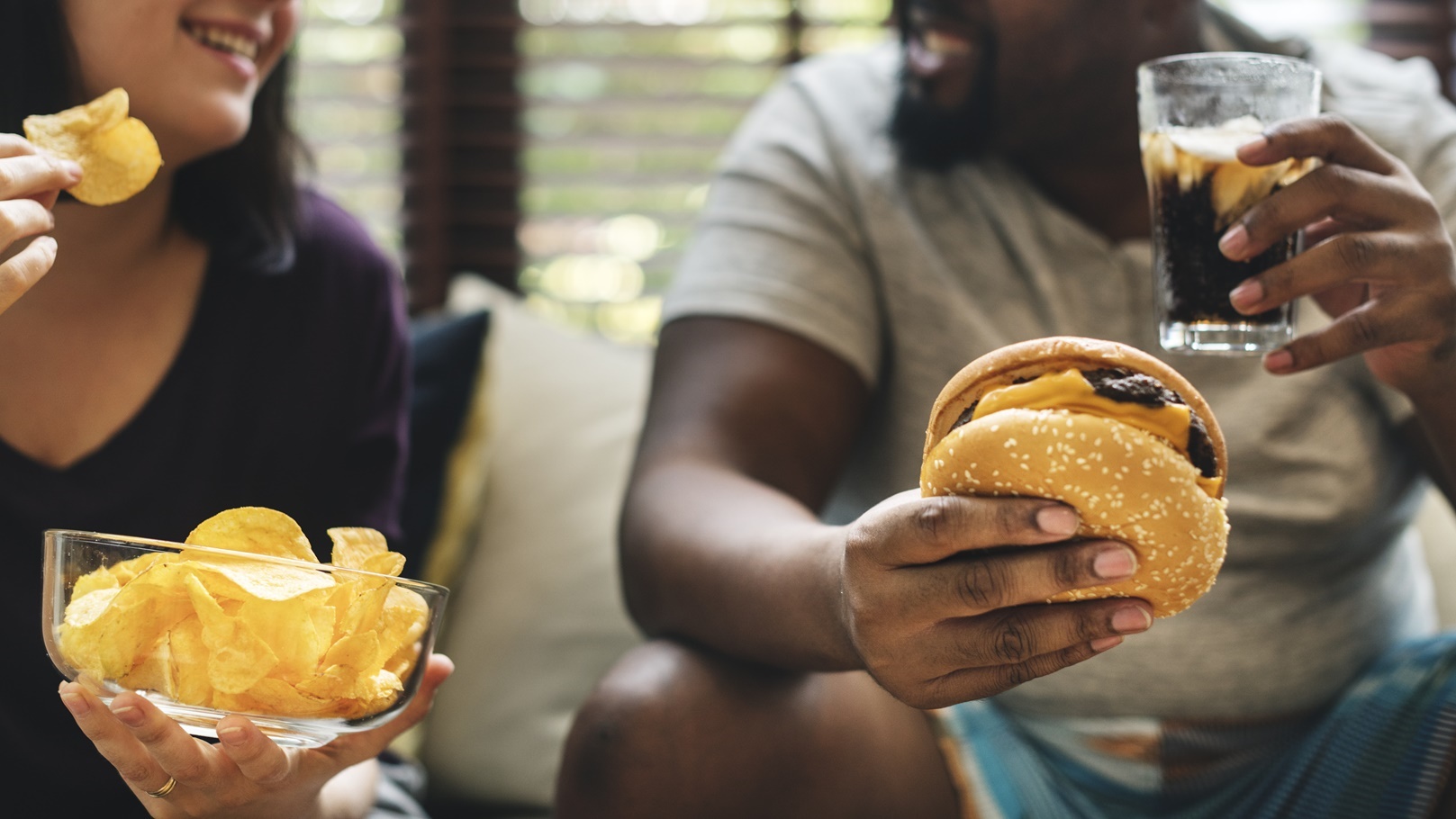 couple-having-fast-food-on-the-couch-2021-08-27-00-04-15-utc