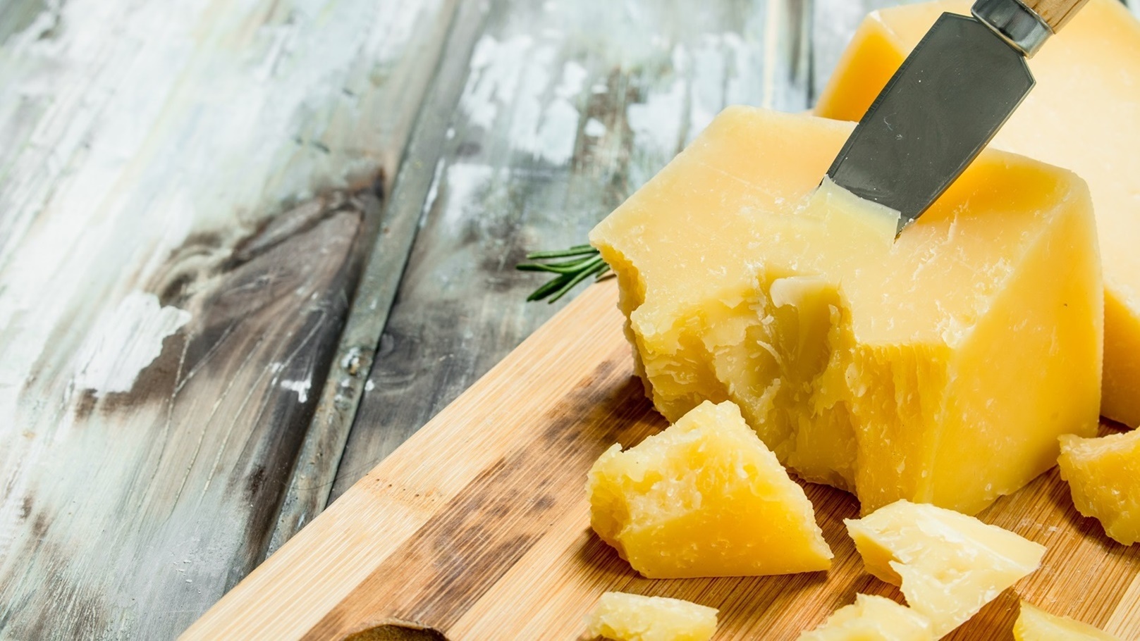 parmesan-cheese-with-knife-2021-08-30-04-20-25-utc