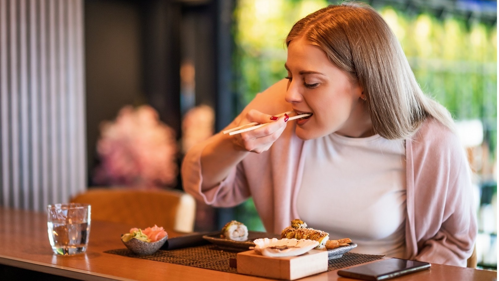 تناول السوشي