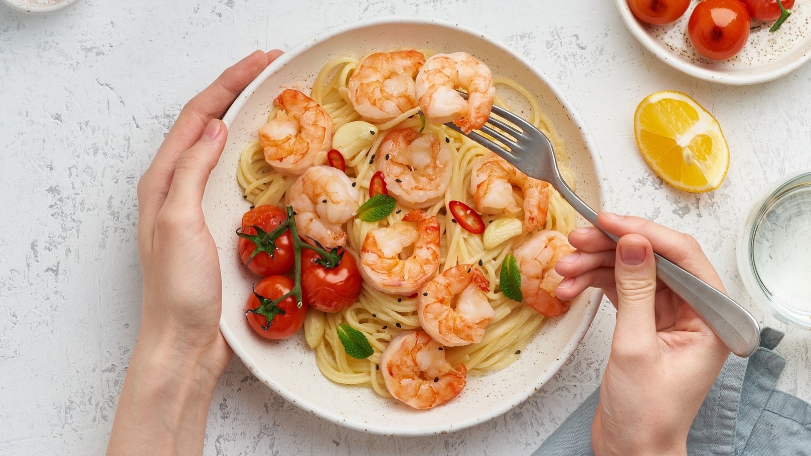 pasta-bavette-with-fried-shrimps-bechamel-sauce-2021-08-28-02-00-59-utc (1)