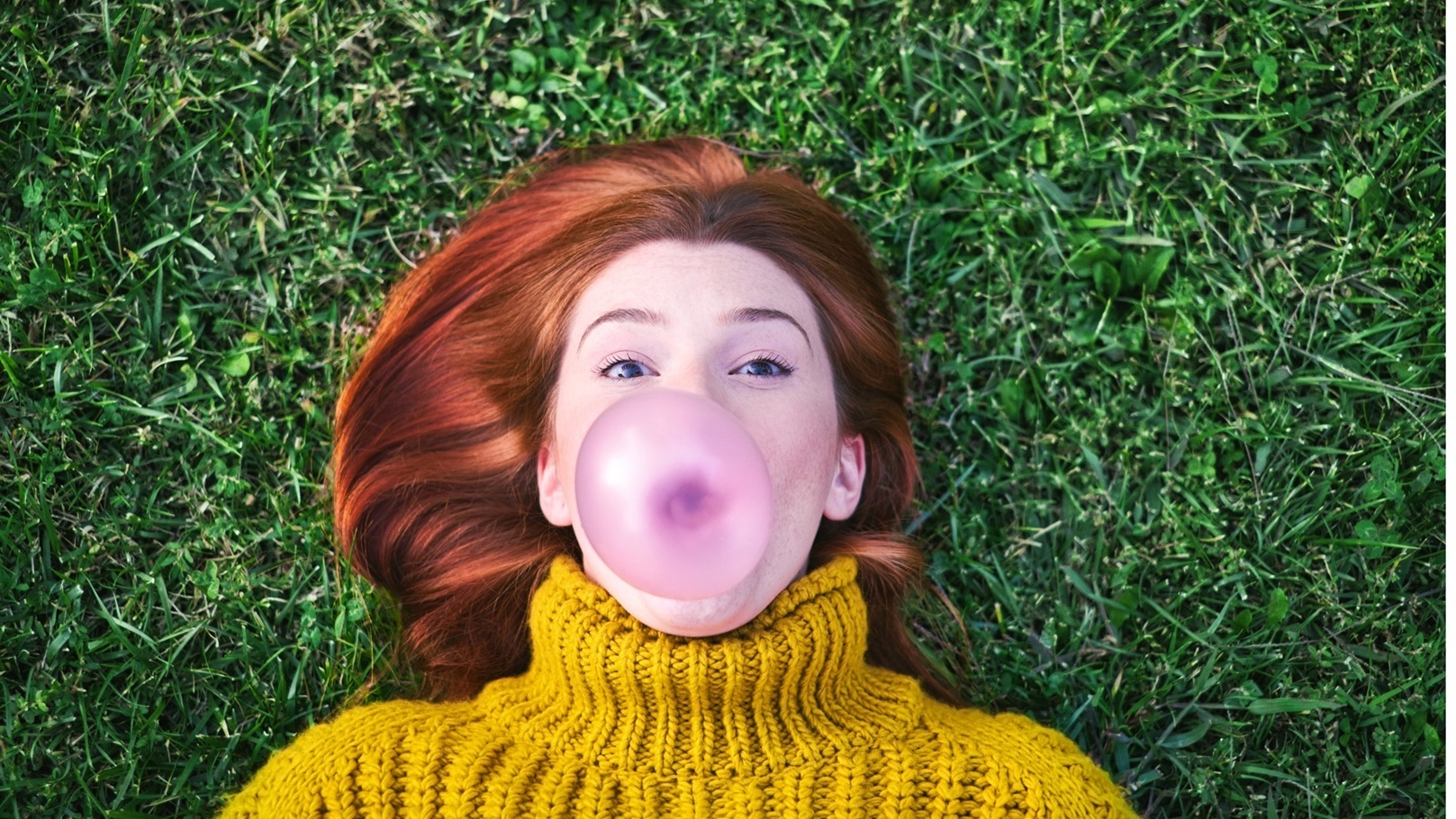 young-woman-chewing-gum- مضغ العلكة