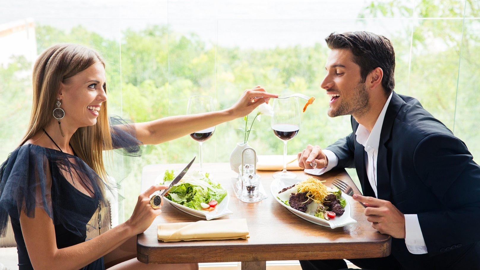 couple-eating-in-restaurant-2021-08-26-18-19-32-utc