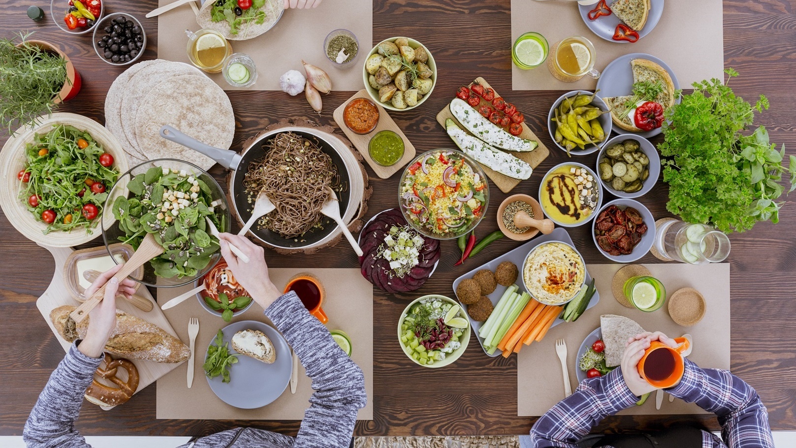 friends-dinner-in-the-restaurant-2021-08-26-15-43-54-utc