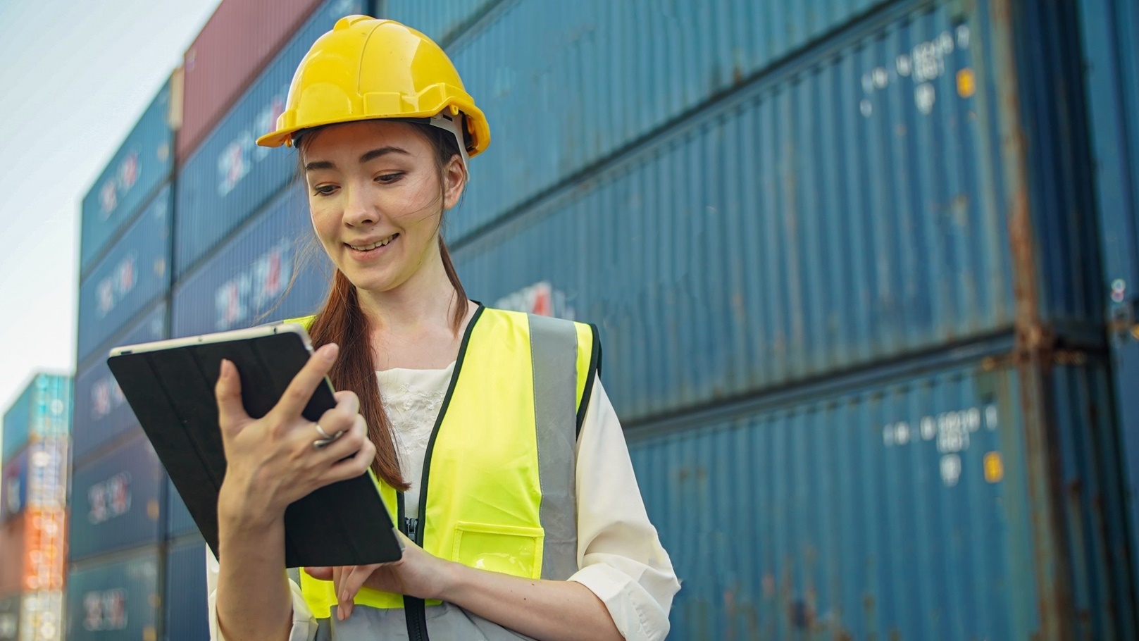 foreman-checking-containers-in-the-terminal-at-im-2022-03-21-13-36-54-utc