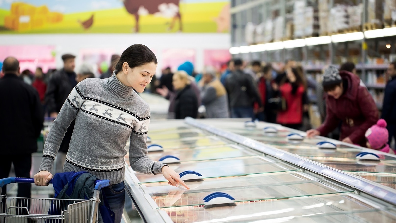 a-young-woman-shopping-in-a-supermarket-2022-02-16-20-07-56-utc
