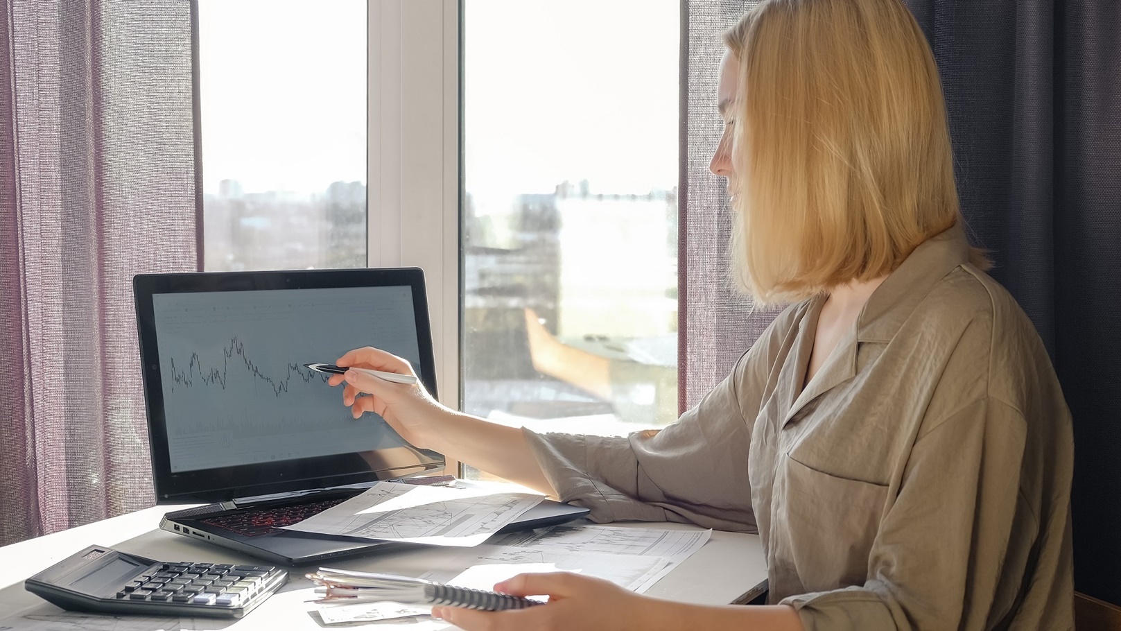 investments-invest-young-woman-investor-buys-stoc-2022-01-17-23-19-23-utc