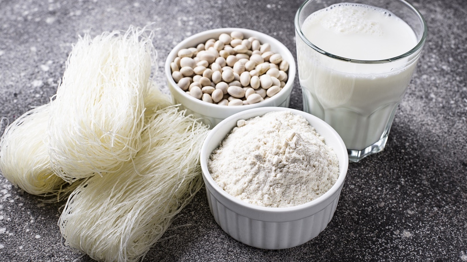 شعرية بالتمر والحليب