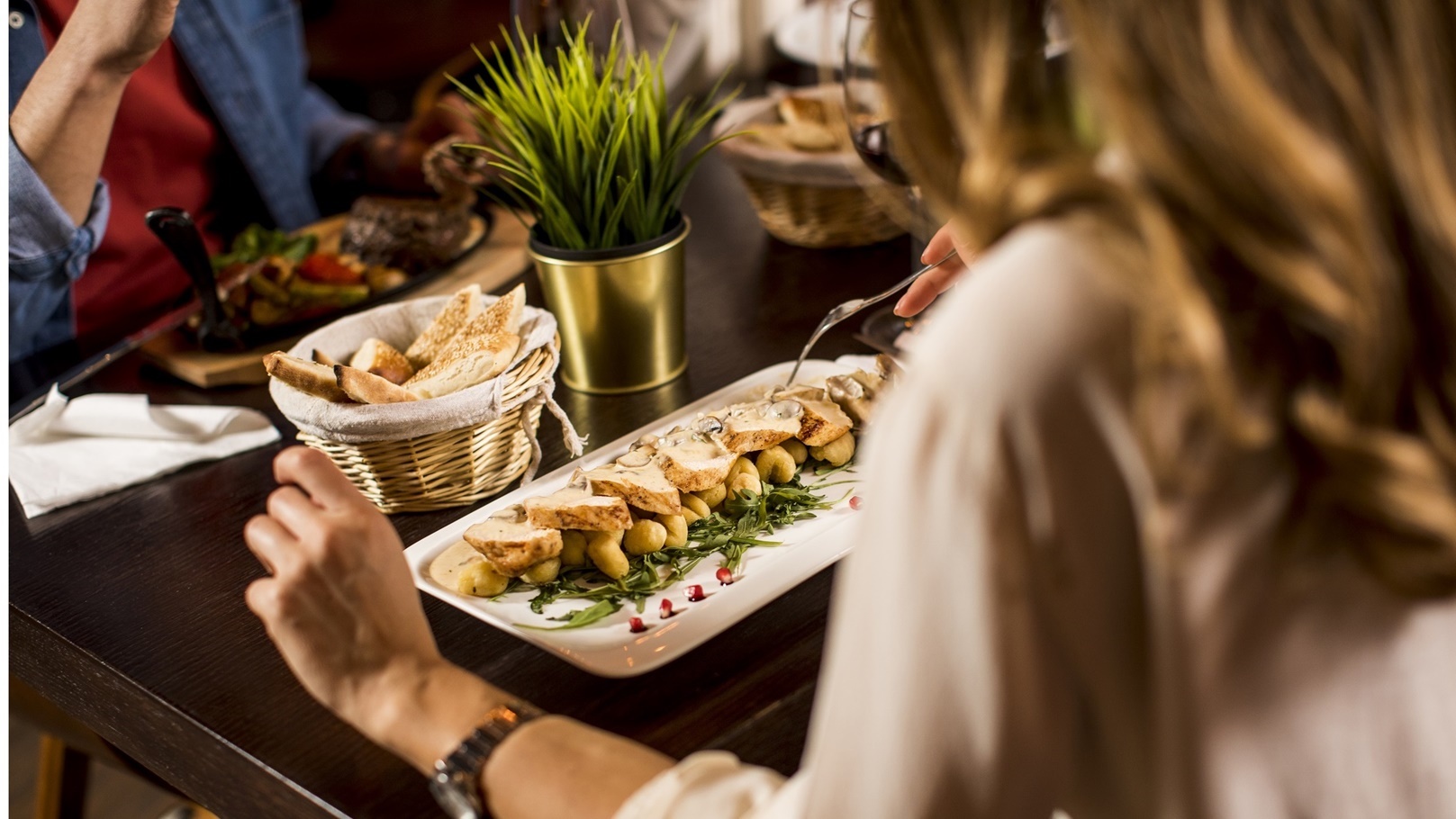 مطعم أكل لبناني