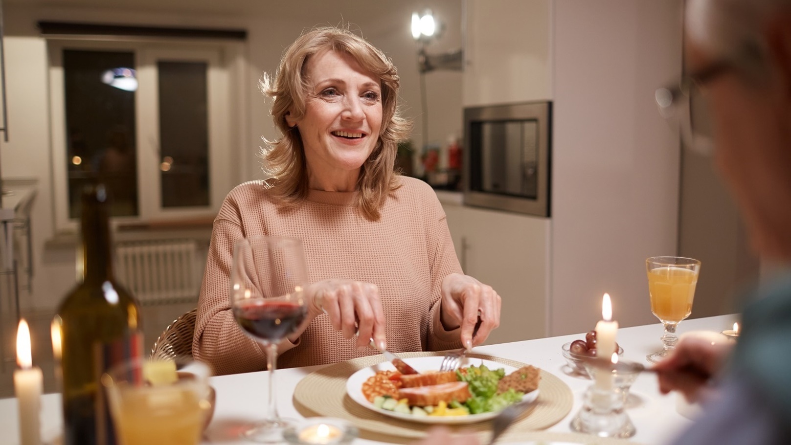 woman-eating-dinner-2021-08-29-06-09-53-utc