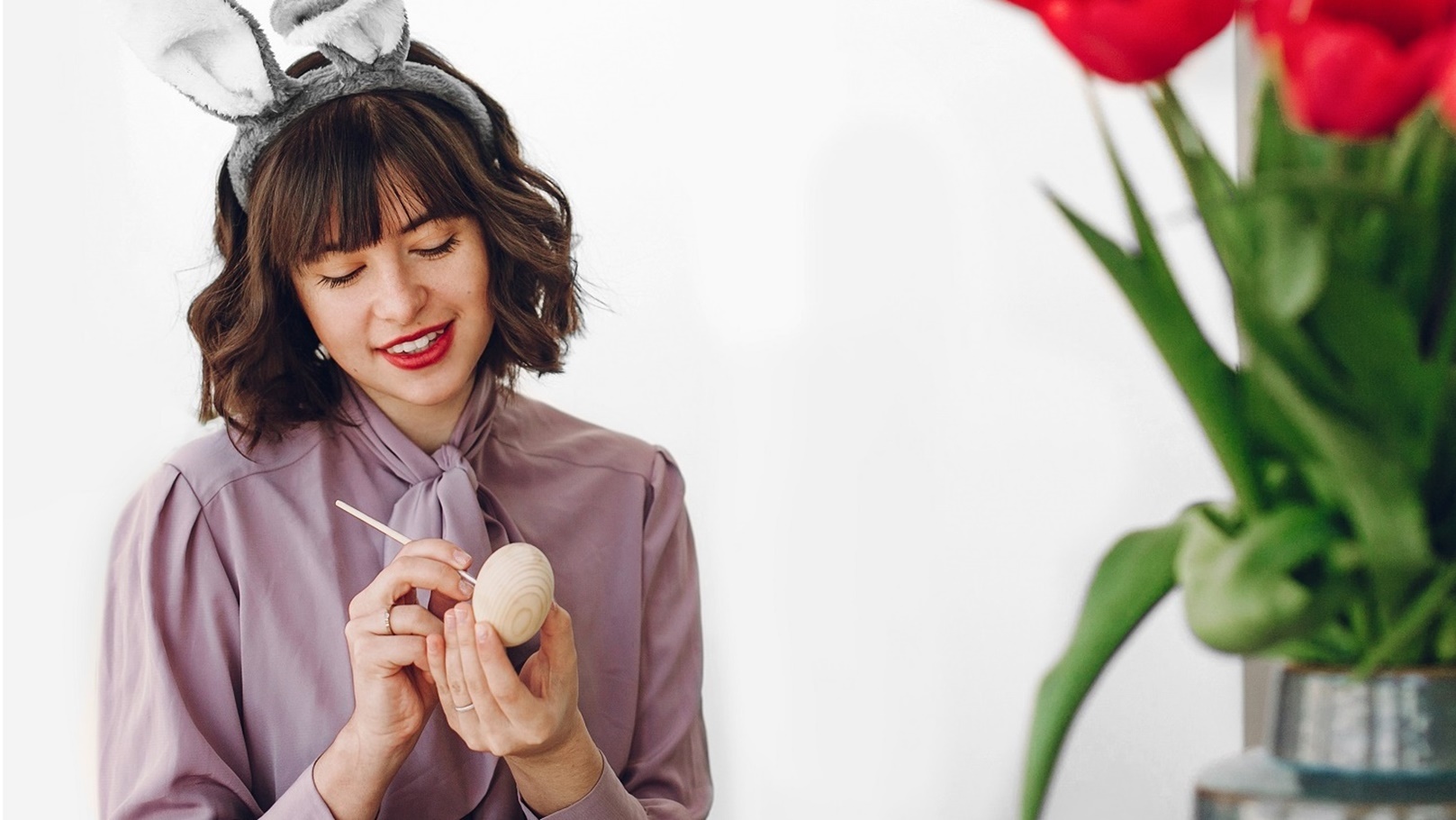 happy-girl-preparing-for-easter-celebration-and-hu-احتفالات عيد الفصح (1)