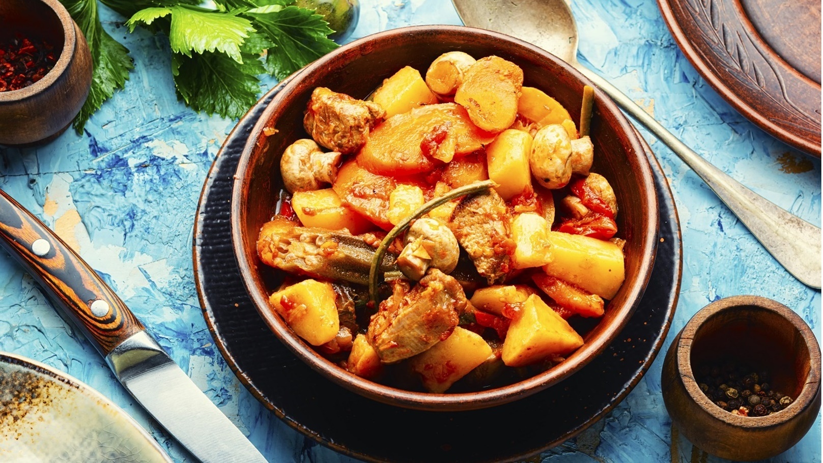 stew-with-meat-and-vegetablesقلقاس   (1)