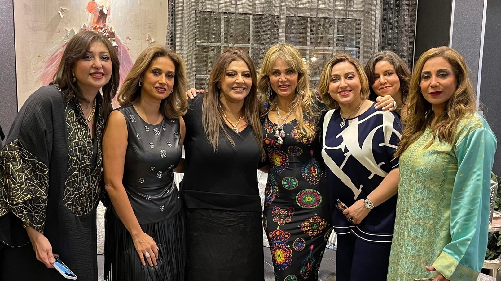 هالة صدقي تتوسط صديقاتها