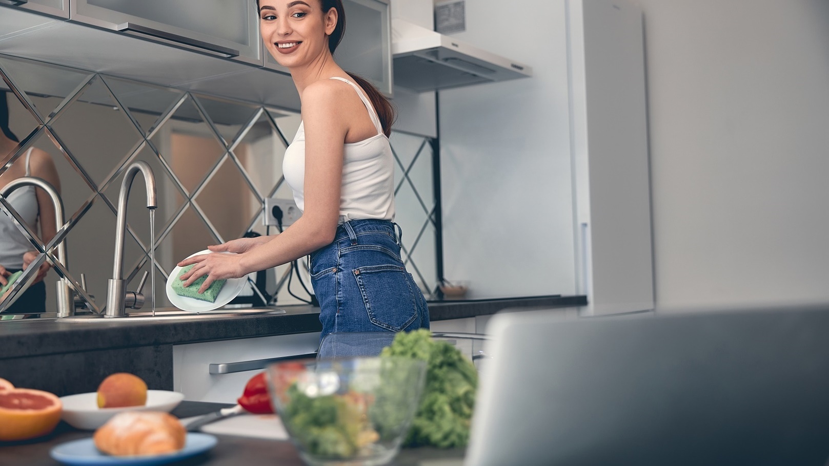 سيدة في المطبخ