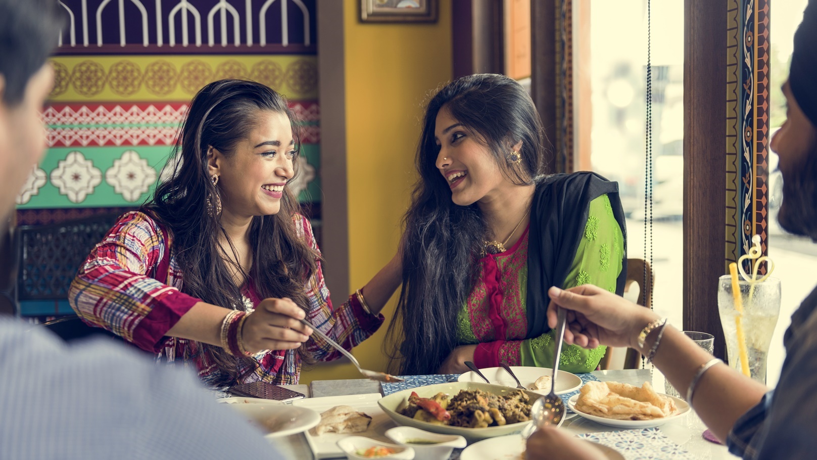 مجموعة أصدقاء هندية يتناولون الطعام