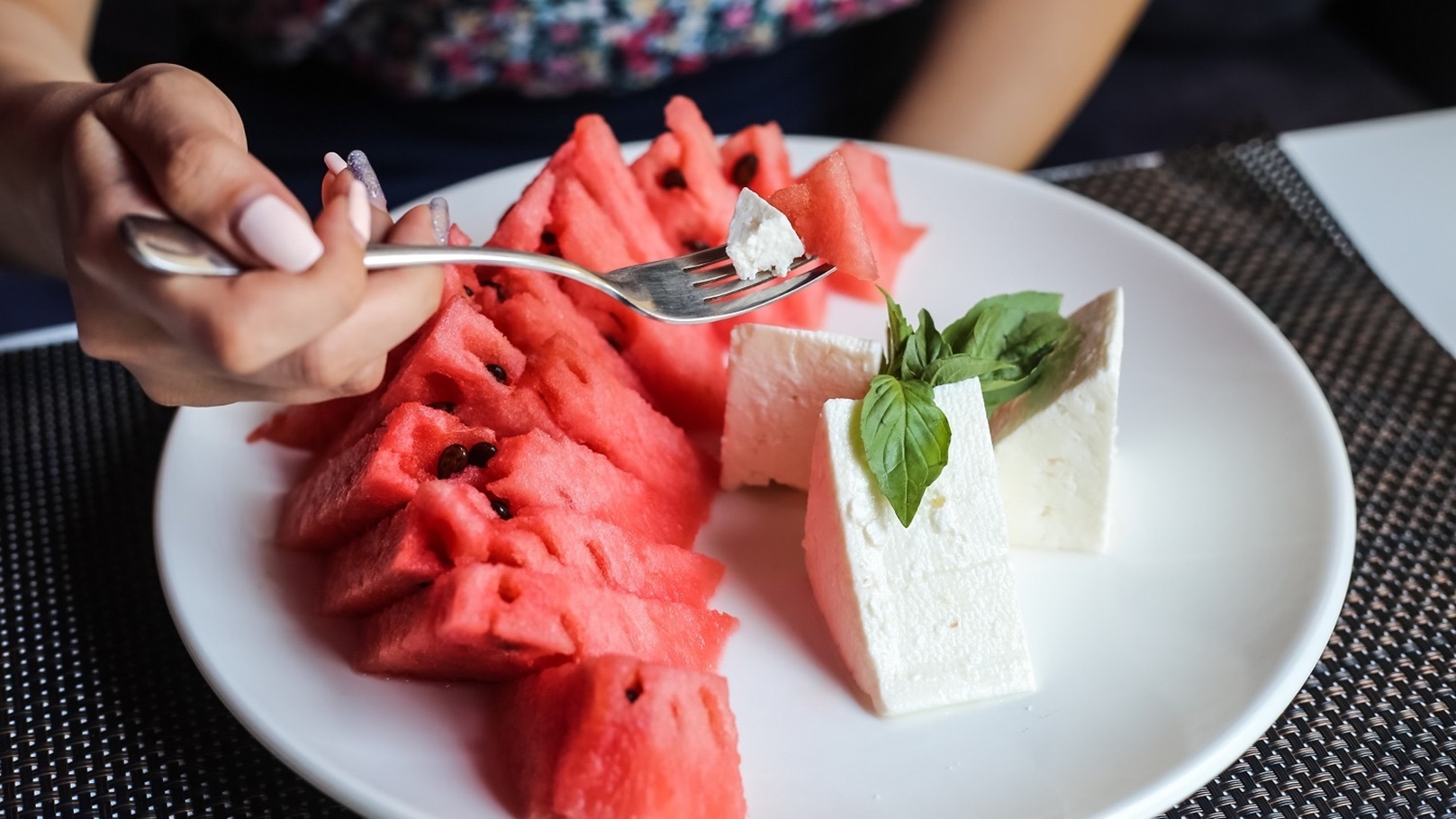بطيخ مع جبنة