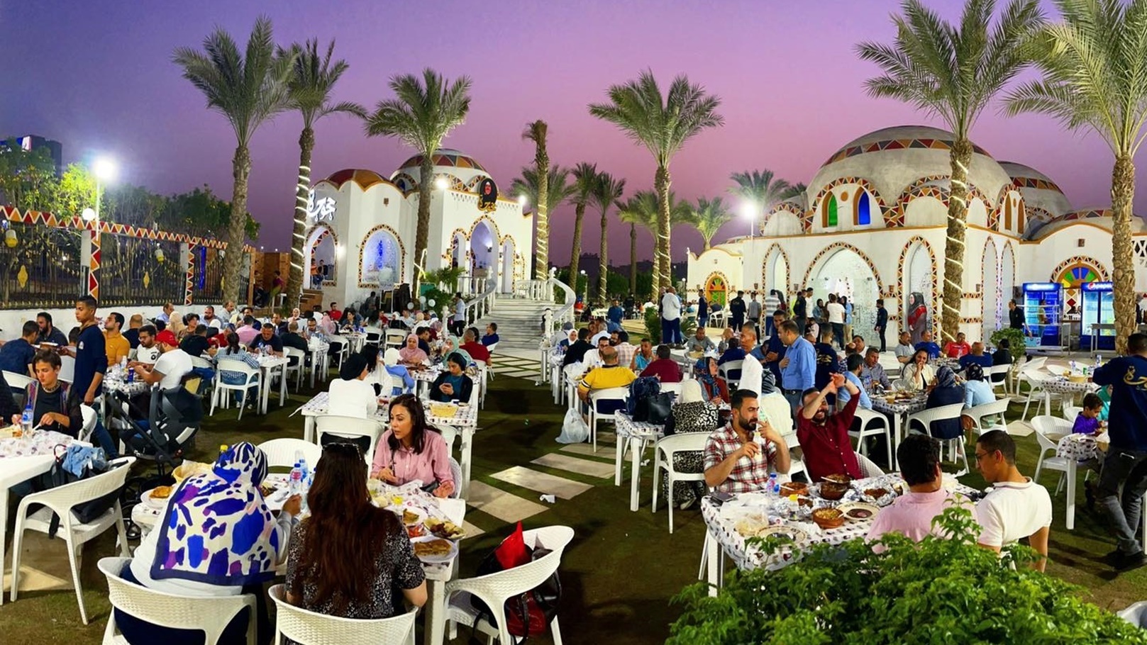 تناول الطعام في مطعم حجوجة