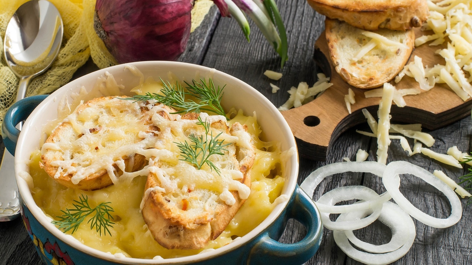 طريقة عمل شوربة البصل المكرمل بالدجاج