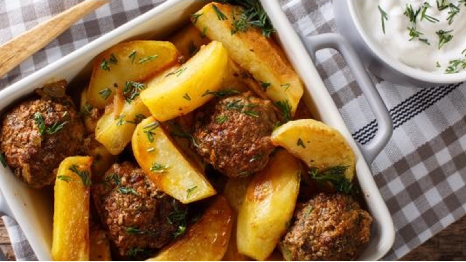 طريقة عمل صينية بطاطس بالكفتة وصوص الريحان