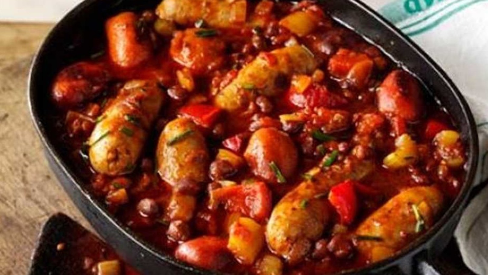 طريقة عمل الفول بالسجق