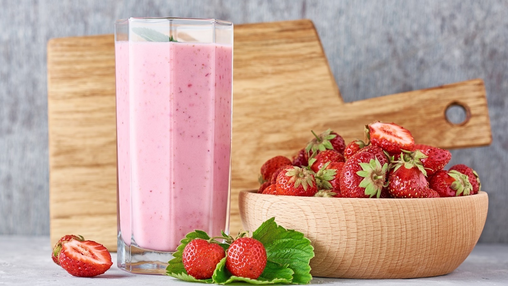 طريقة عمل عصير الزبادي بالفراولة