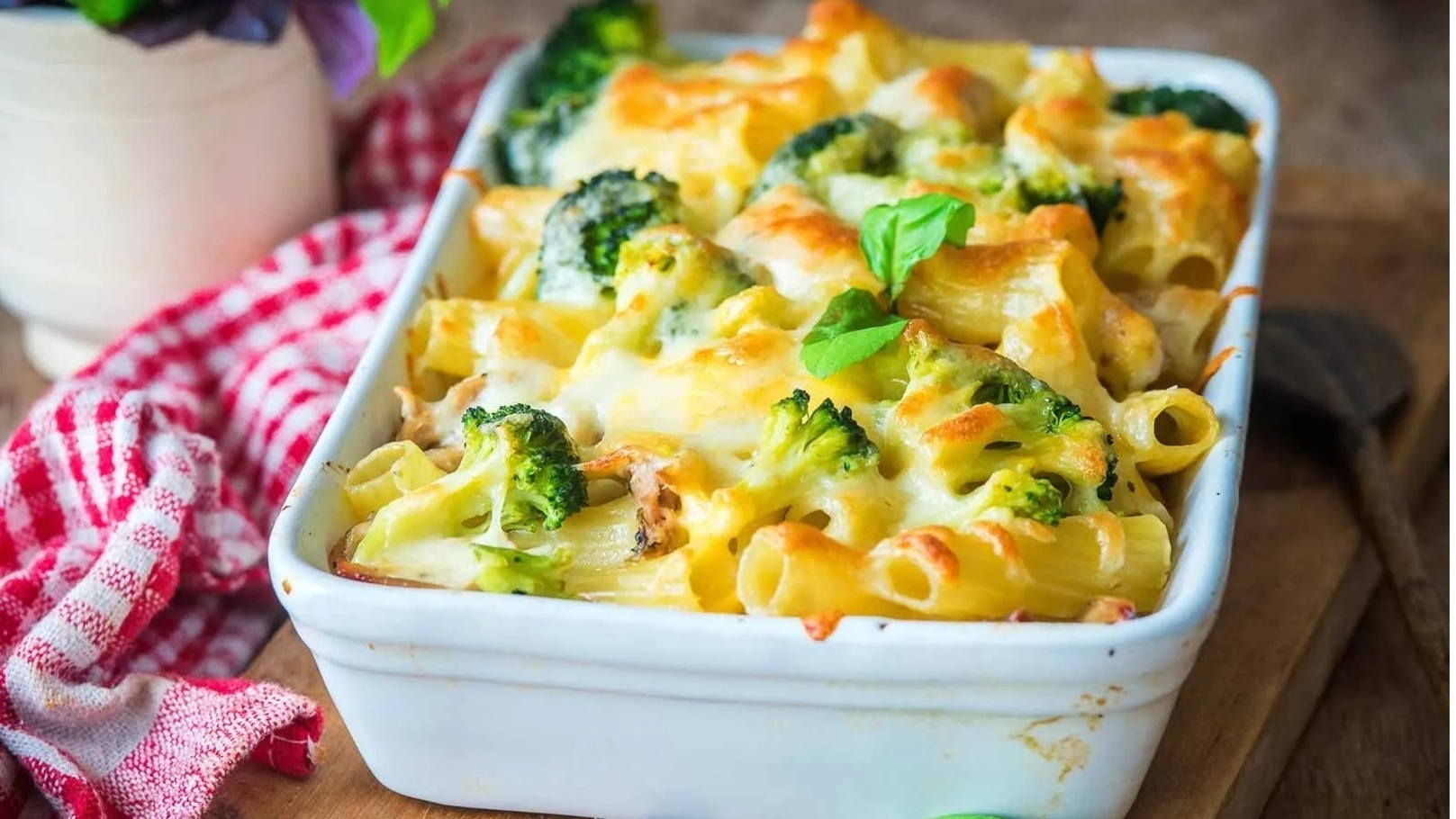مكرونة بالبشاميل والفراخ والبروكلي