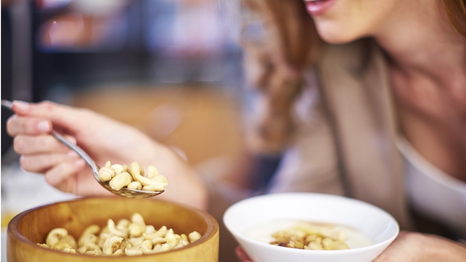 امرأة تتناول الكاجو