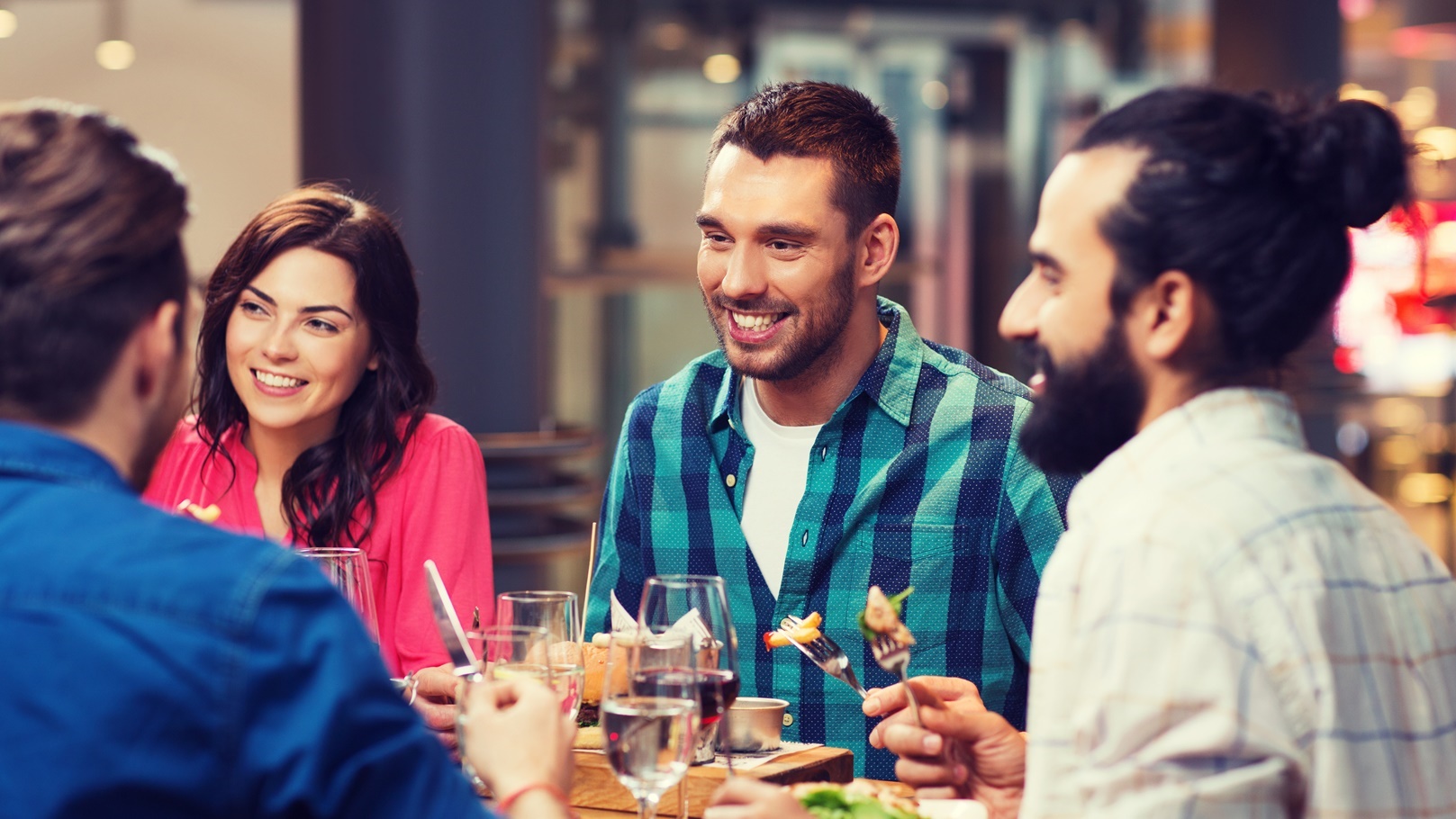 تناول الطعام في مطعم