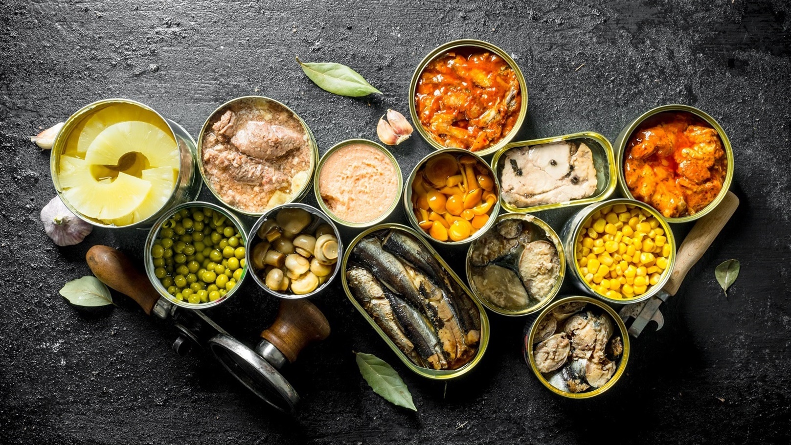 various-canned-food-in-openأطعمة معلبة - معلبات