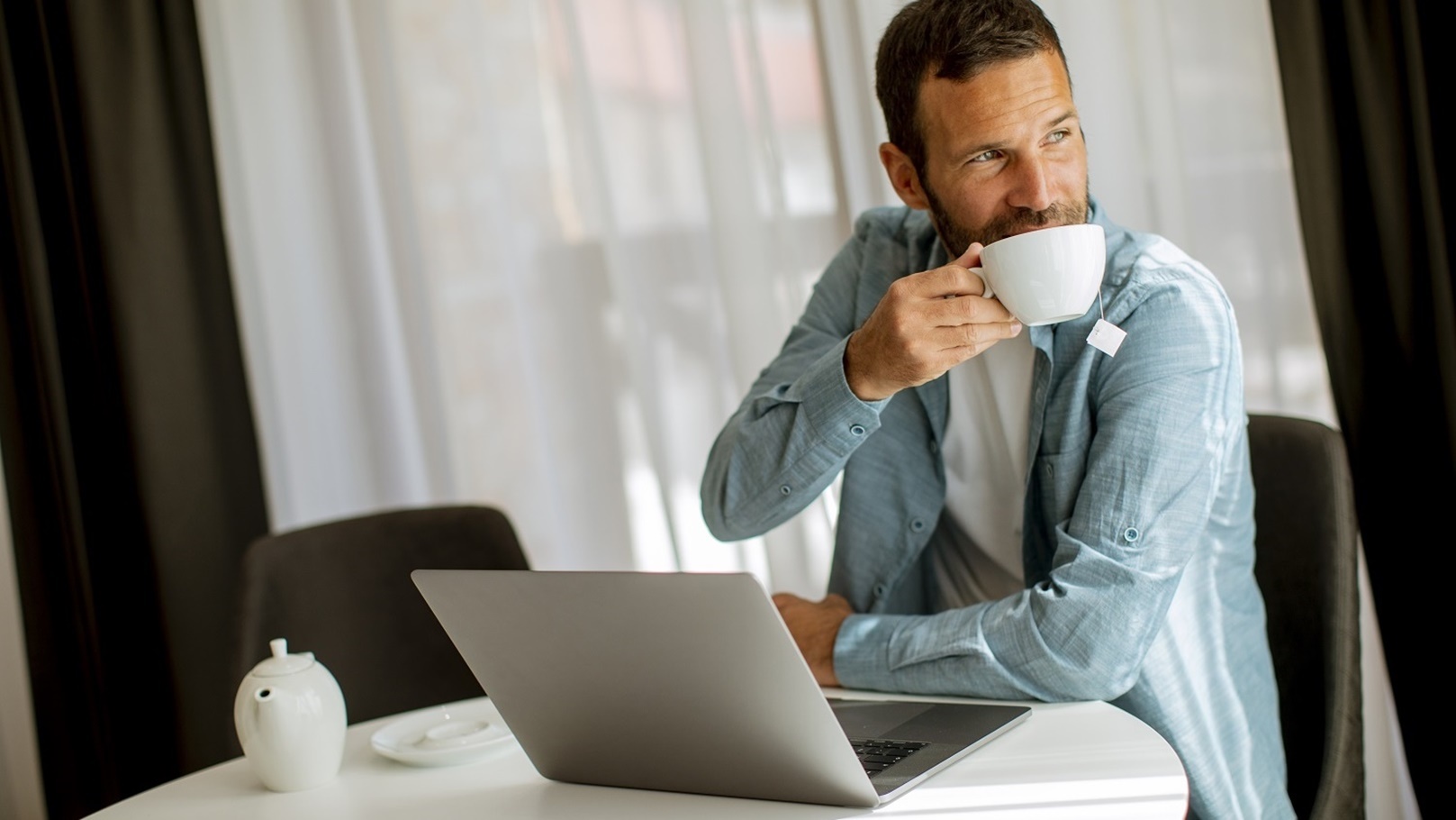 رجل يتناول الجينسينج