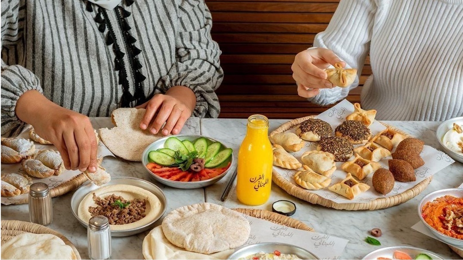 تناول الطعام في مطعم الفرن اللبناني
