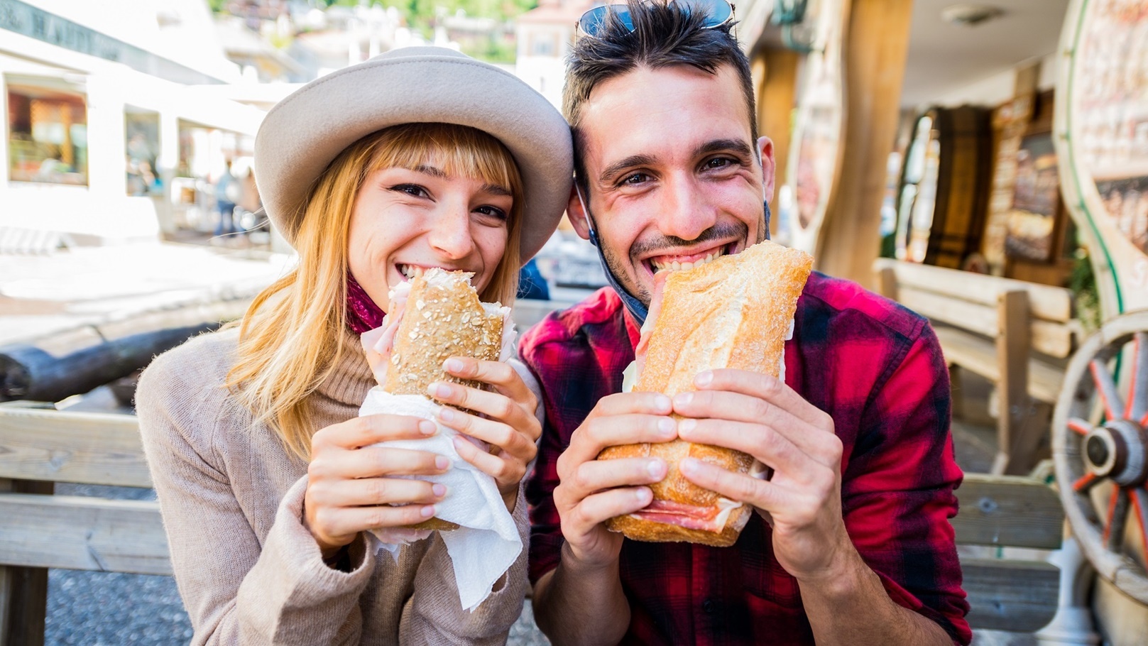 portrait-of-a-beautiful-couple-wearing-face-mask-e-2021-08-30-20-01-25-utc