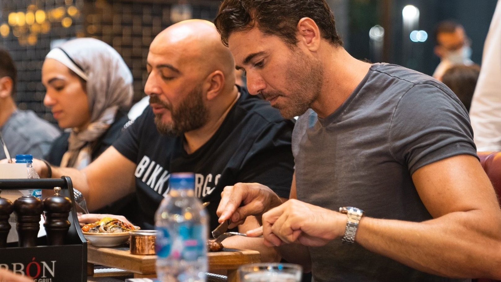 أحمد عز في مطعم Carbon