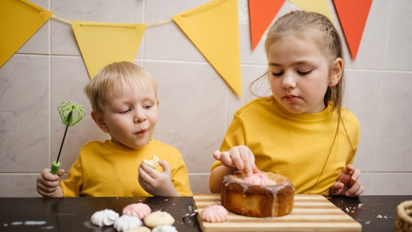 أزاي أخلي ابني يبطل ياكل حلويات