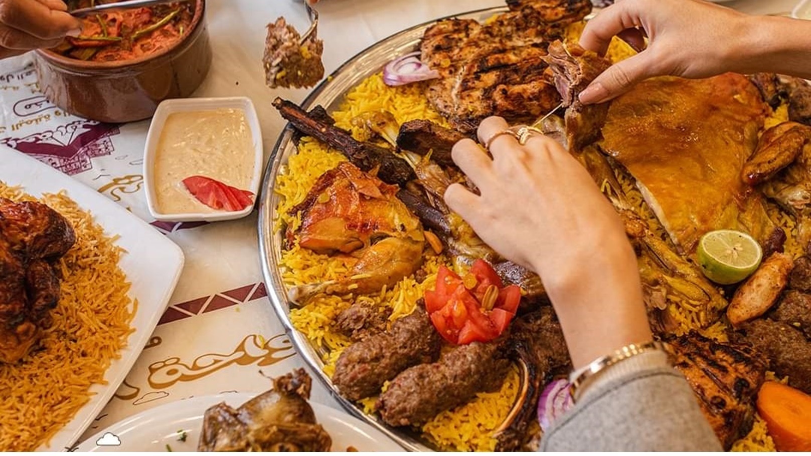 تناول الطعام في مطعم مطعم واحة اليمن