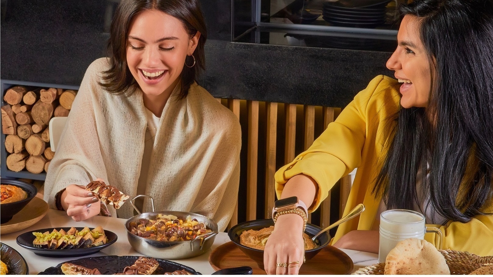 تناول الطعام في مطعم طبالي