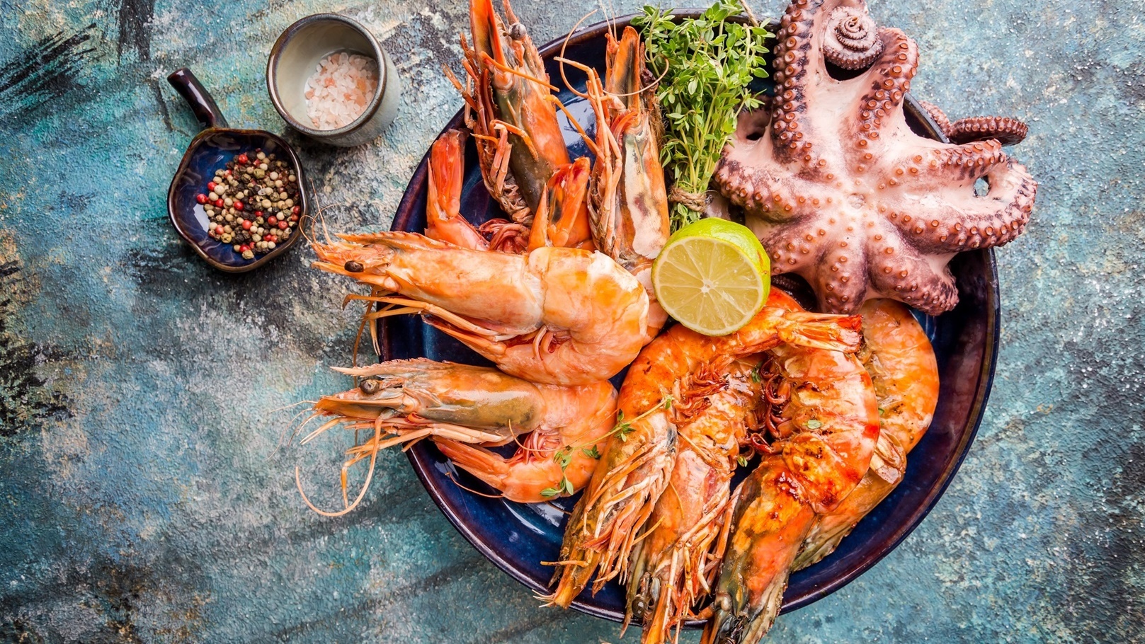 plate-with-shrimps-and-مكرونة بالجمبري