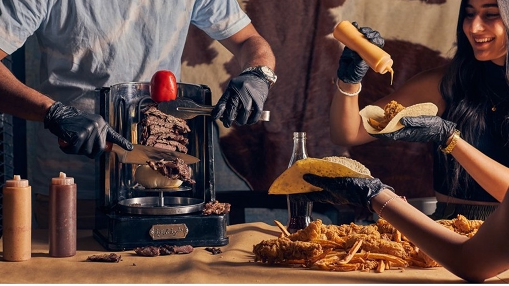 تناول الطعام في مطعم لبش