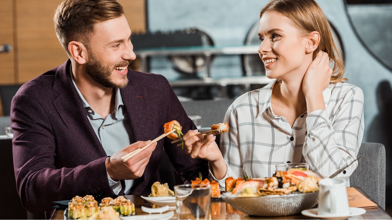 attractive-smiling-couple-having-dinner-in-restaur-2022-01-19-00-04-55-utc