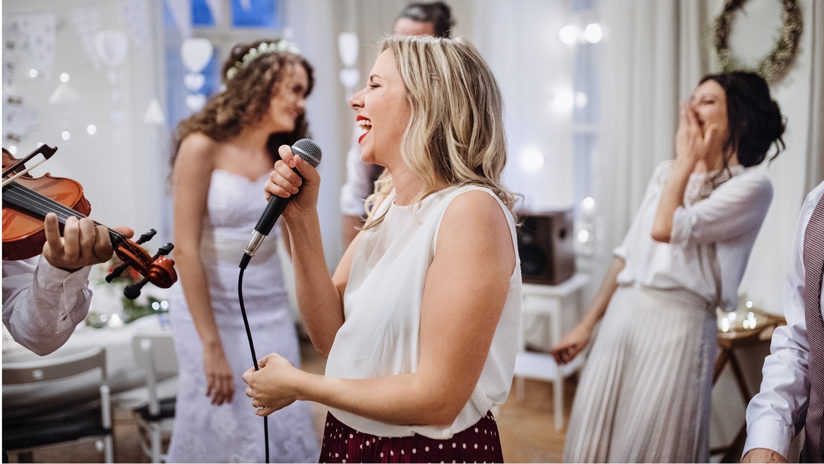 a-young-woman-singing-on-a-wedding-reception-brid-2021-08-26-12-09-29-utc