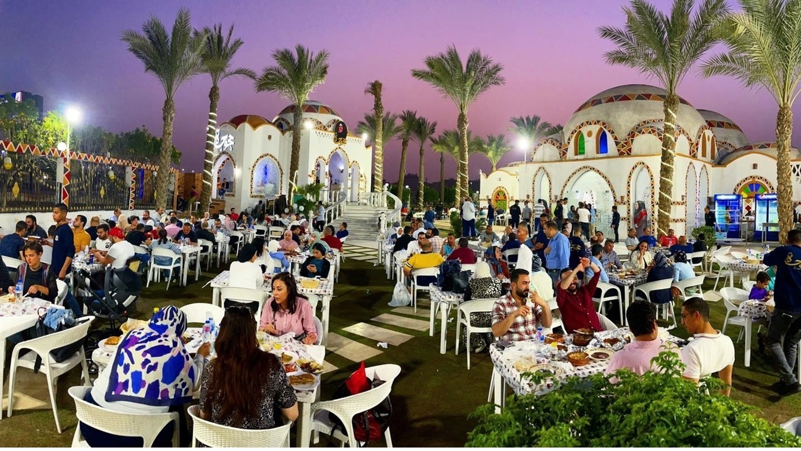 تناول الطعام في مطعم حجوجة