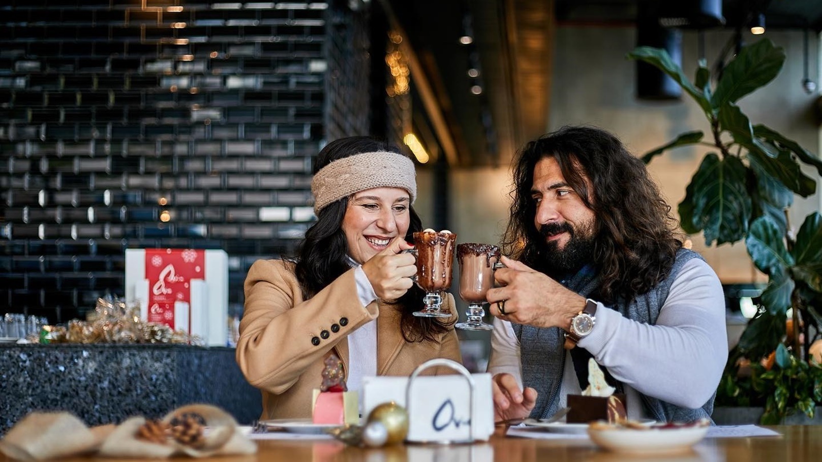 تناول المشروبات في مطعم Ovio