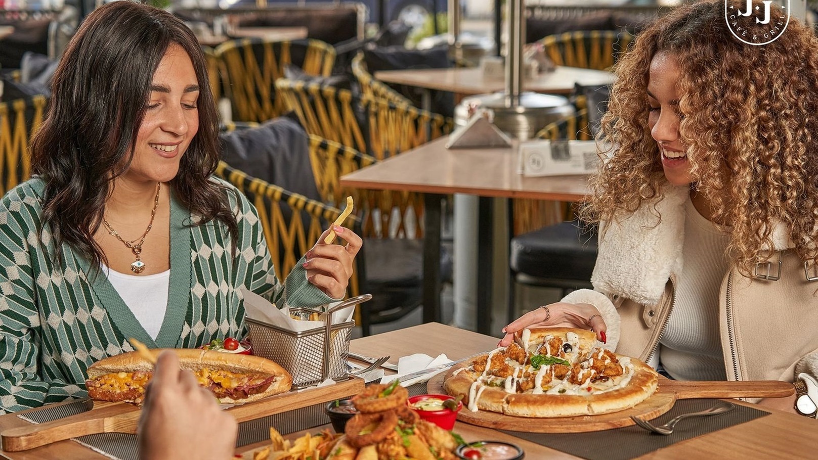 تناول الطعام في مطعم J.J Cafe & Grill