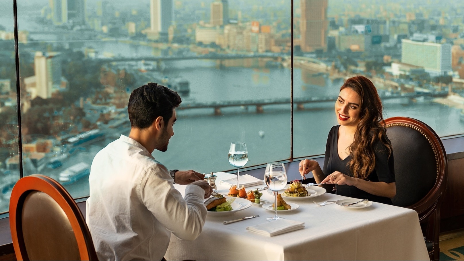 تناول الطعام في Revolving Lounge & Restaurant