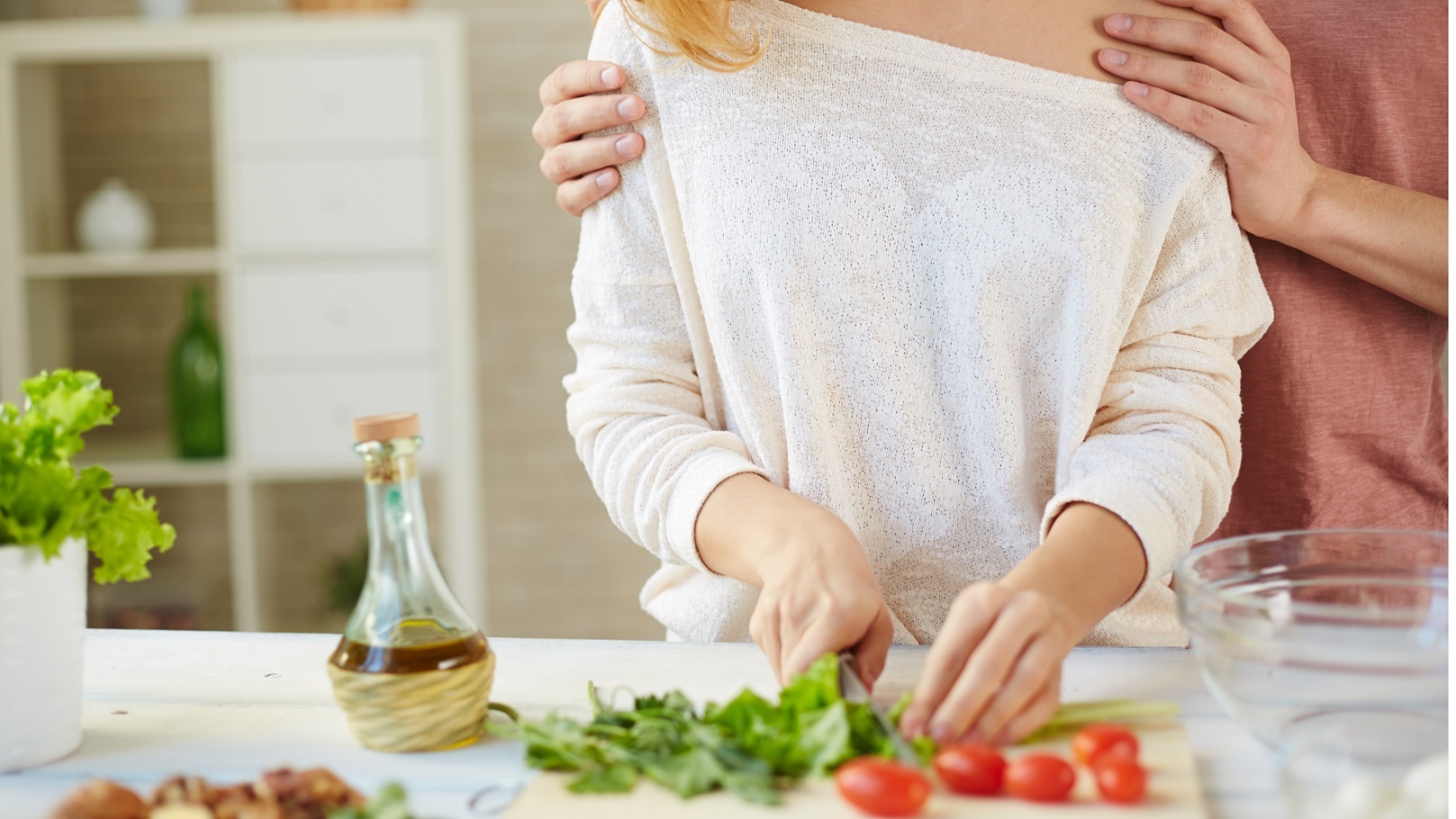 طريقة عمل سلطة الطماطم الملمونة بالريحان