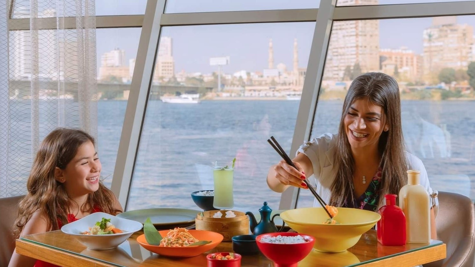 تناول الطعام على النيل في Nairu