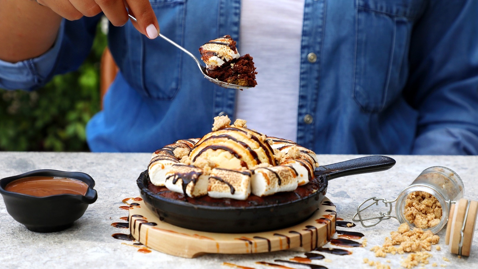 تناول الحلوى في dipndip