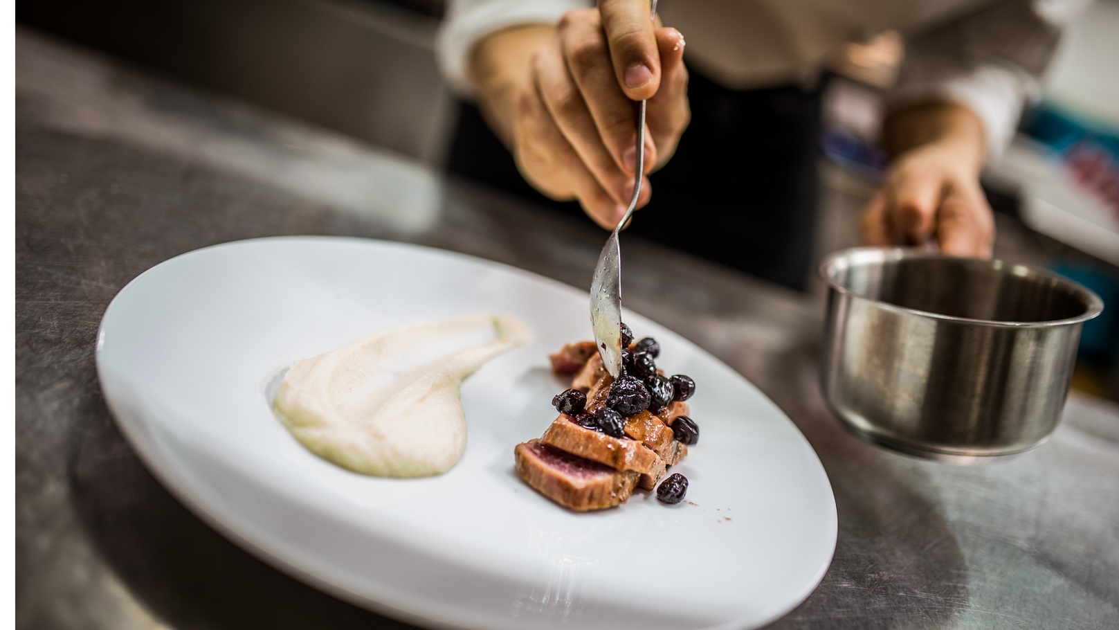 طريقة عمل الكريم كراميل بالفواكه