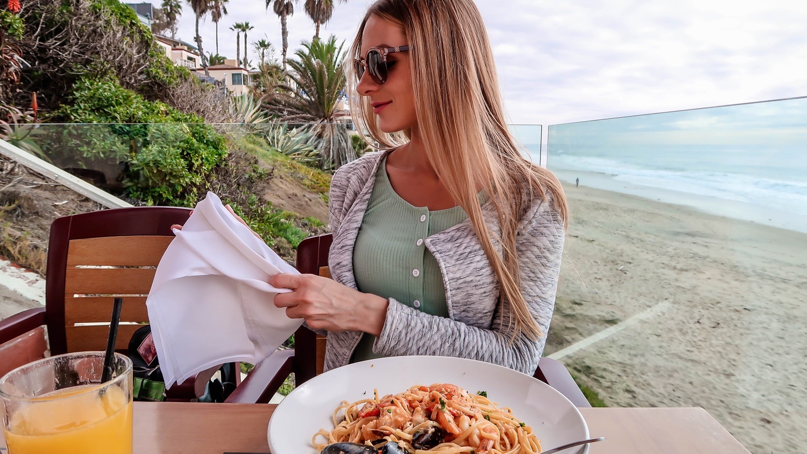 امرأة تتناول السي فود