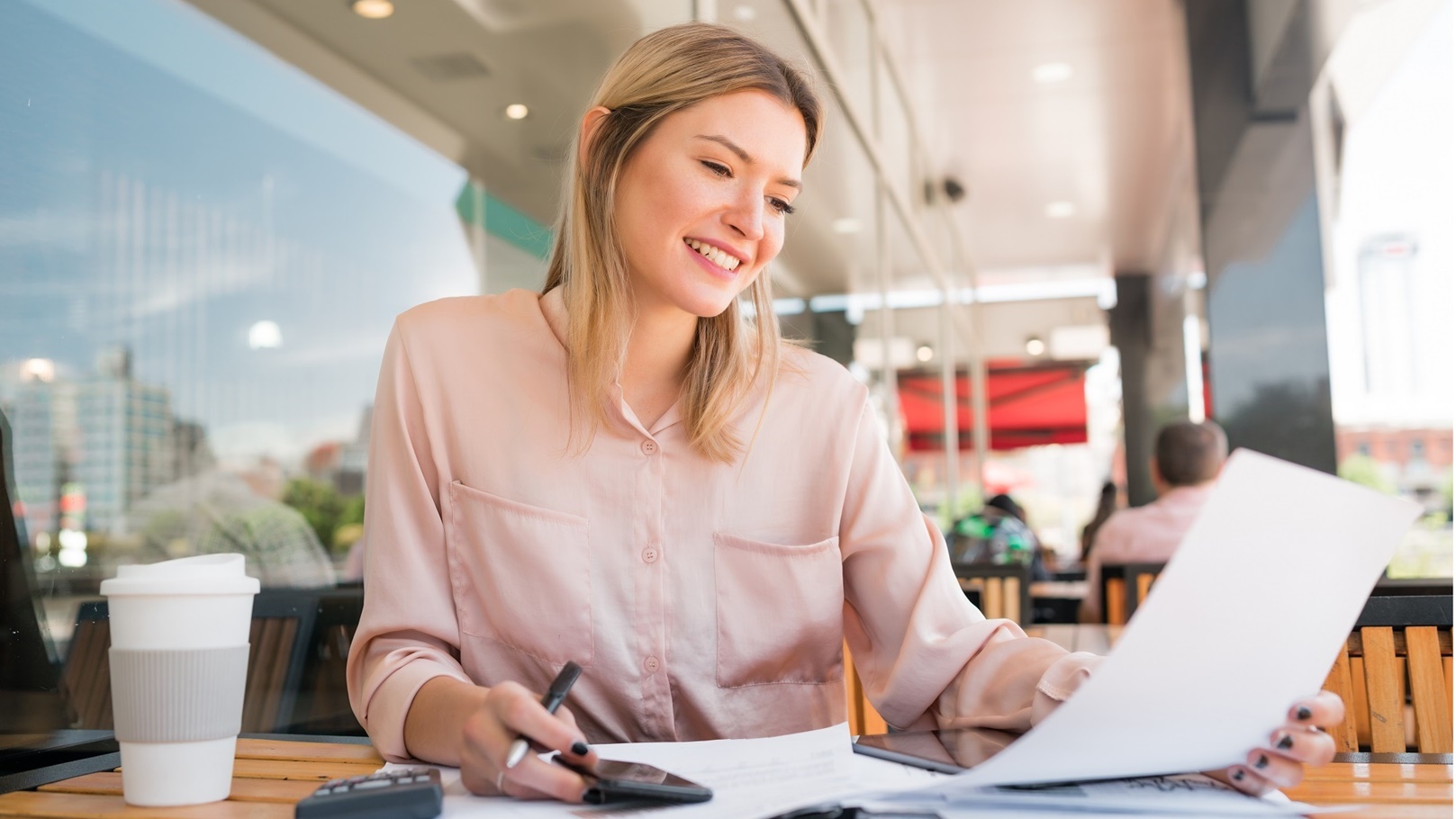 businesswoman-working-العمل من المقهى (2)