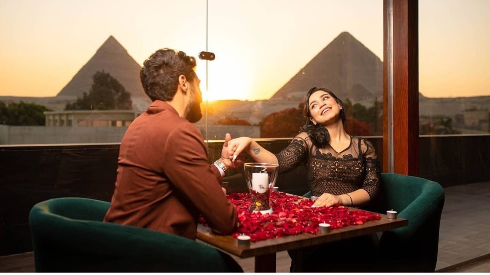 تناول الطعام مع شريك حياتك في Tree Lounge